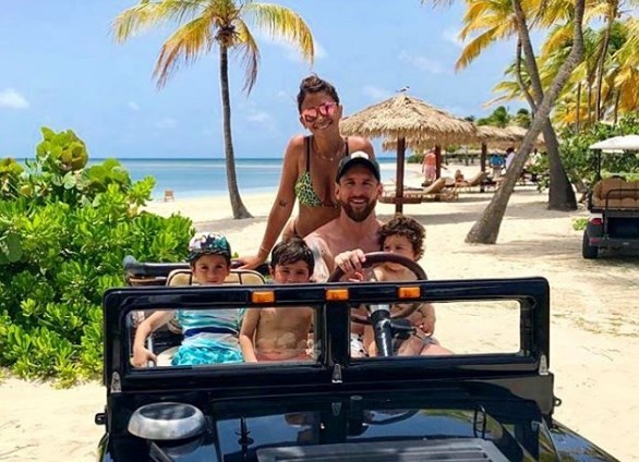 Lionel Messi sigue de vacaciones: relax y cervecita en la playa | Deportes
