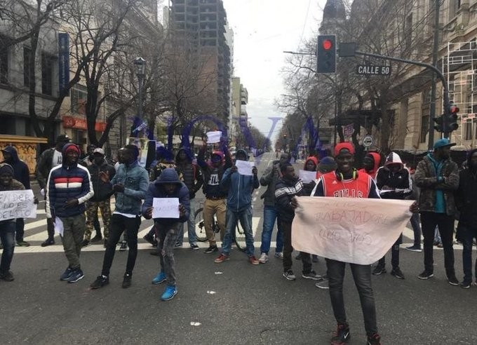 Video: senegaleses protestan en la calle al grito de "Perón, Peron que grande sos" | Noticias
