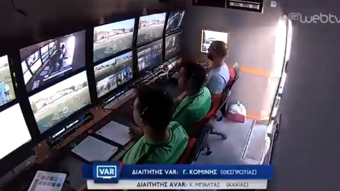 La insólita imagen de los jueces del VAR pidiendo delivery en un partido de Grecia | Noticias