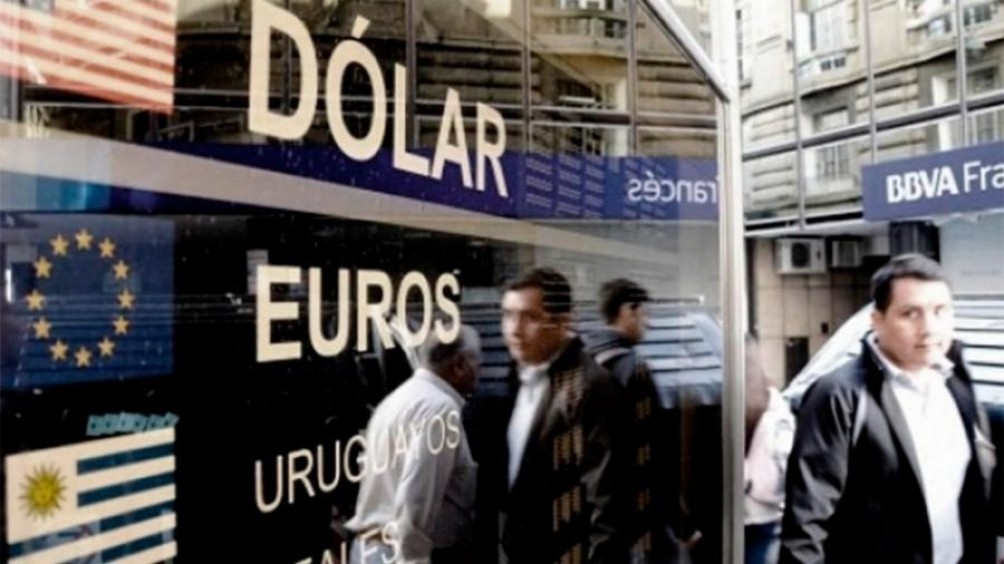 "Default selectivo": el Riesgo País perfora la barrera de los 2400 puntos y sube el dólar | Noticias