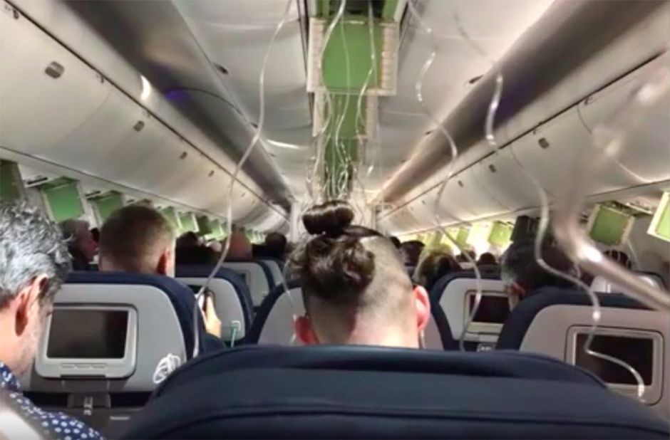 El avión cayó 9.000 metros en siete minutos: los pasajeros ya se despedían de sus familiares | Noticias