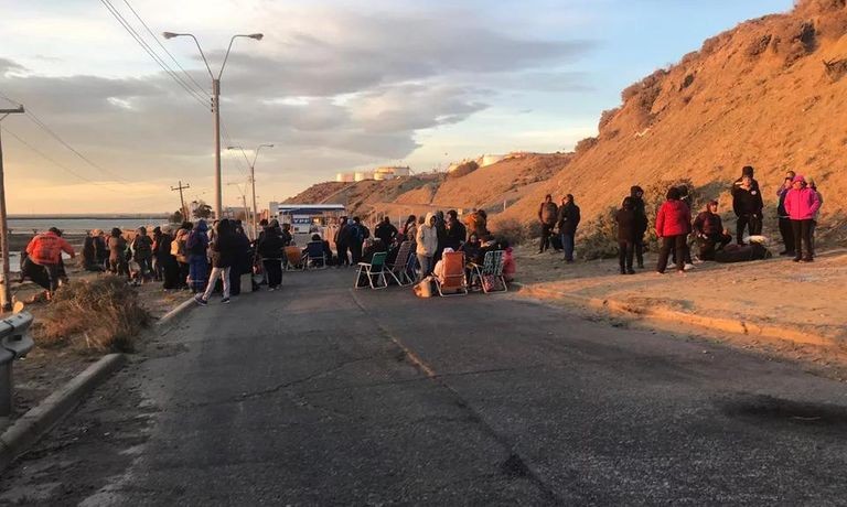 Chubut: docentes bloquean la playa de tanques de YPF en Comodoro Rivadavia | Noticias