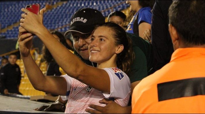 Denuncian a un hincha por manosear a una futbolista que aceptó sacarse una selfie | Deportes