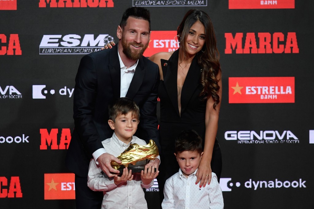 Messi recibió el balón de oro de mano de sus hijos | Deportes