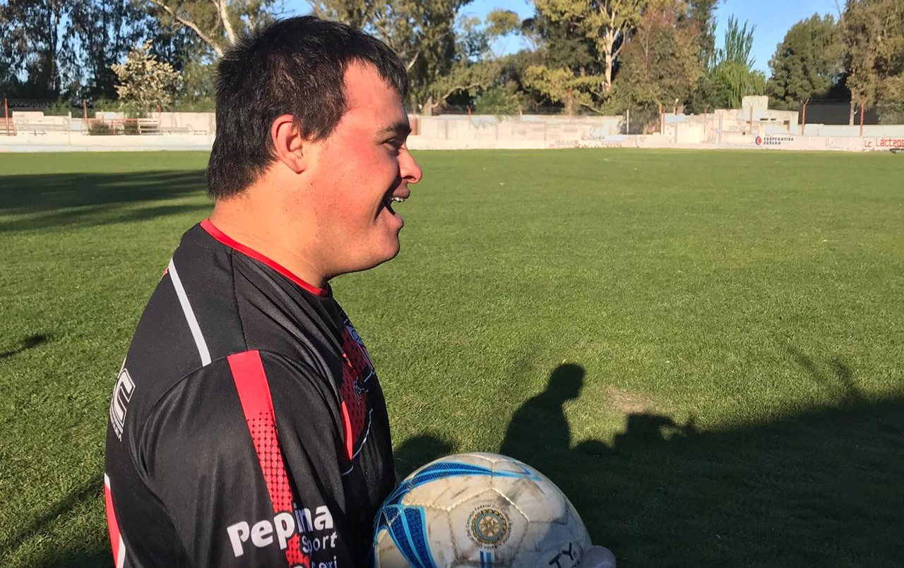 Bahía Blanca: en la liga de fútbol local, jugó por primera vez un joven con síndrome de down | Noticias