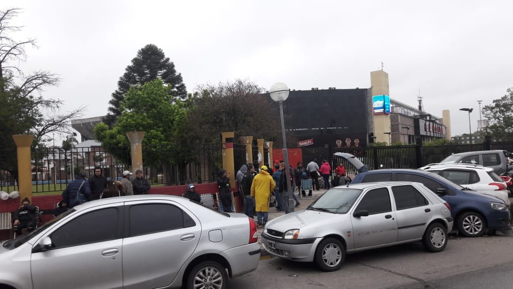 Penúltimo día del canje: Los hinchas de Colón hicieron noche en la sede | Noticias