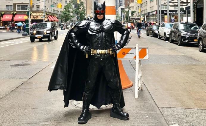 ¿Quién es el Batman argentino de Times Square que cantó con Patricia Bullrich? | Información General