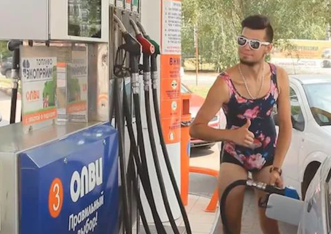 Una estación de servicio ofreció nafta gratis a quienes asistían en bikini y tacos y todo se salió de control | Redes