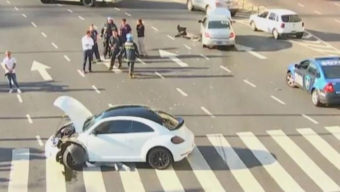 Un futbolista se metió a contra mano por el Obelisco y chocó a un auto | Noticias