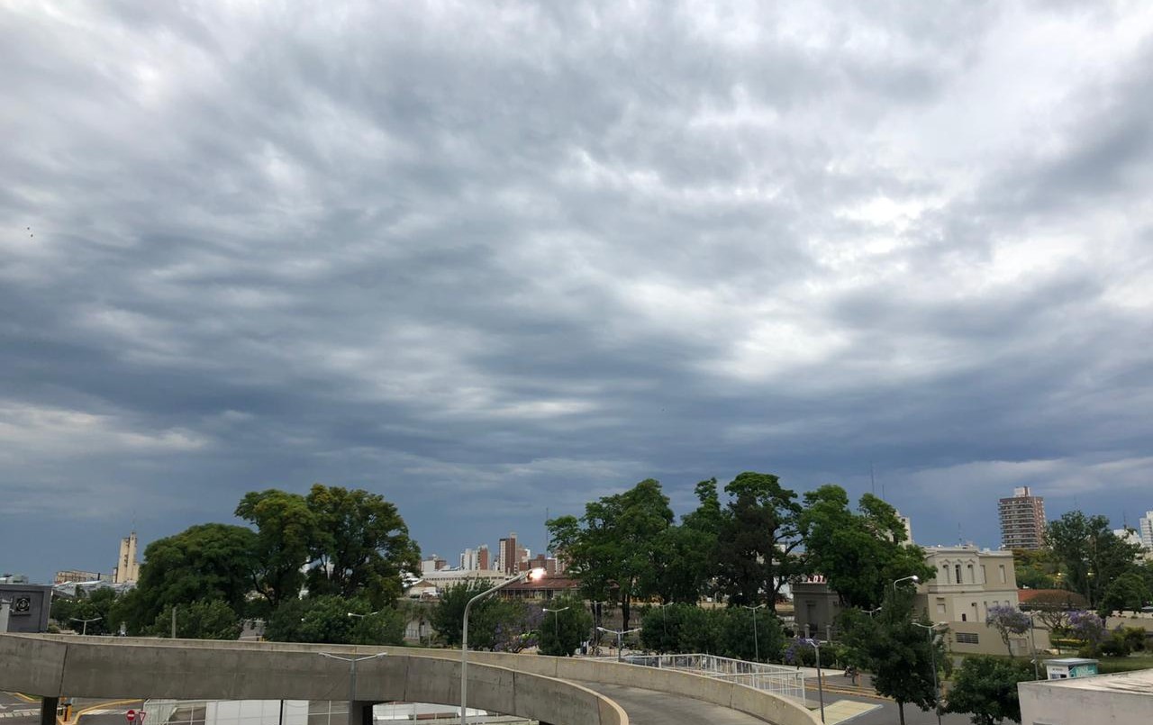 Un feriado que amaneció con cielo nublado y algunas gotas | Información General