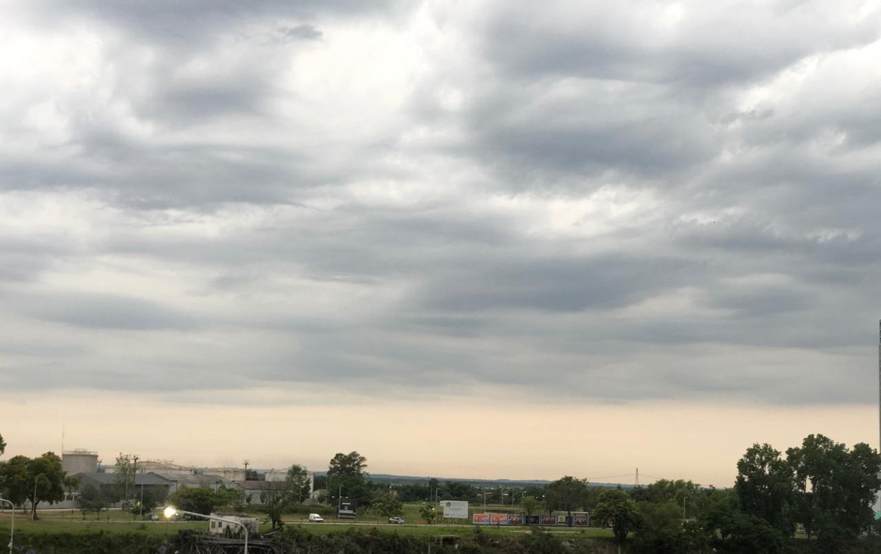 Cielo cubierto con amenaza de lluvia para este jueves | Información General