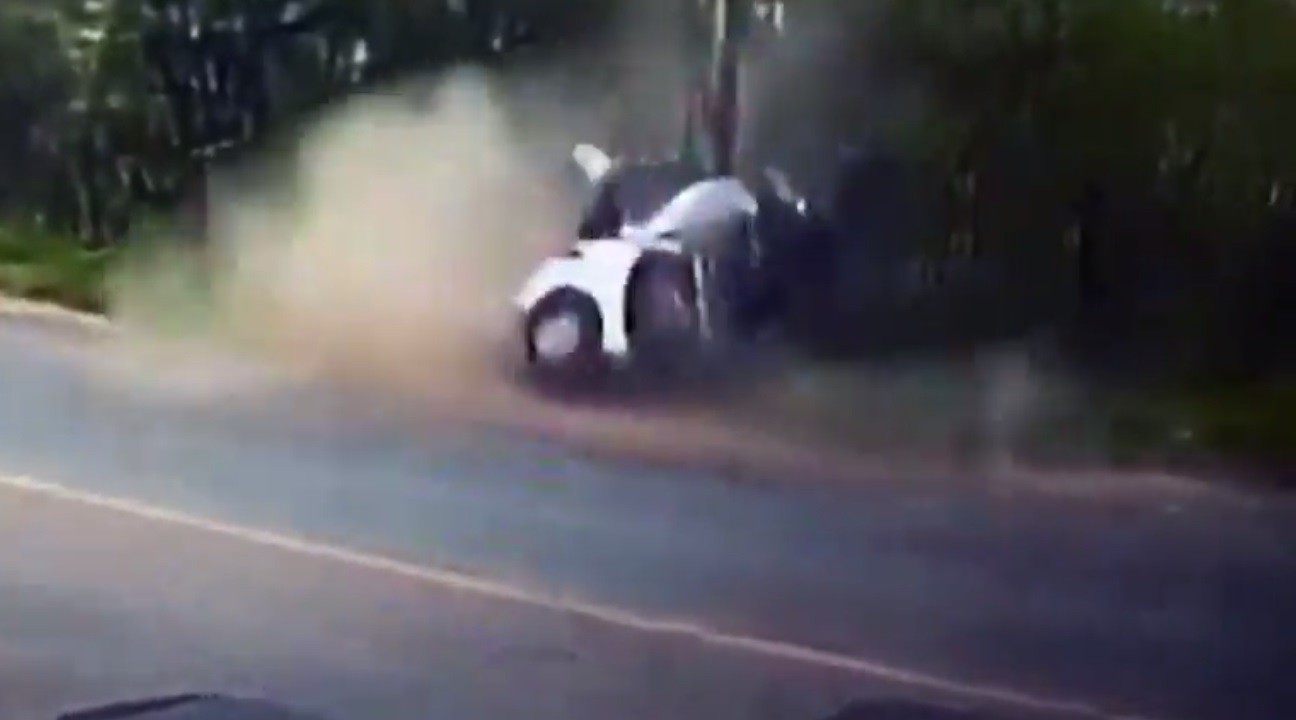 VIDEO: un auto choca contra un poste y se parte en dos | Noticias
