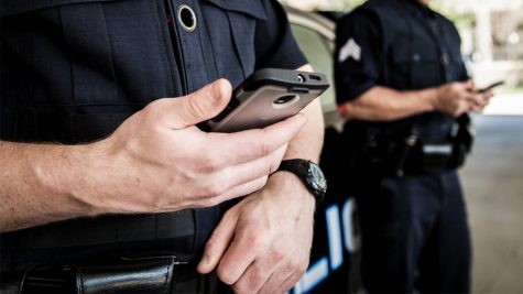 Separaron a un policía que fue filmado cuando manoseaba los pechos de una mujer muerta | Información General