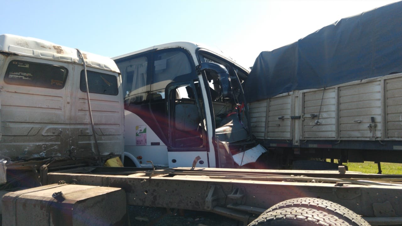 Así quedaron el colectivo de Sportivo Barracas y el camión luego de la fatal colisión en la autopista | Noticias