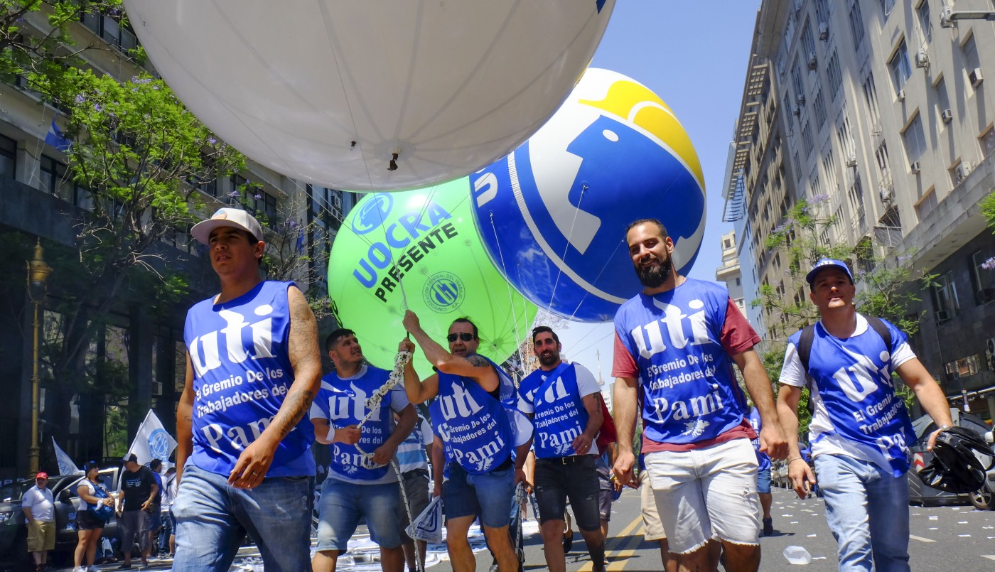 Asunción de Alberto: el video de los baldazos de agua desde los balcones para bancar el calor en Avenida de Mayo | Noticias