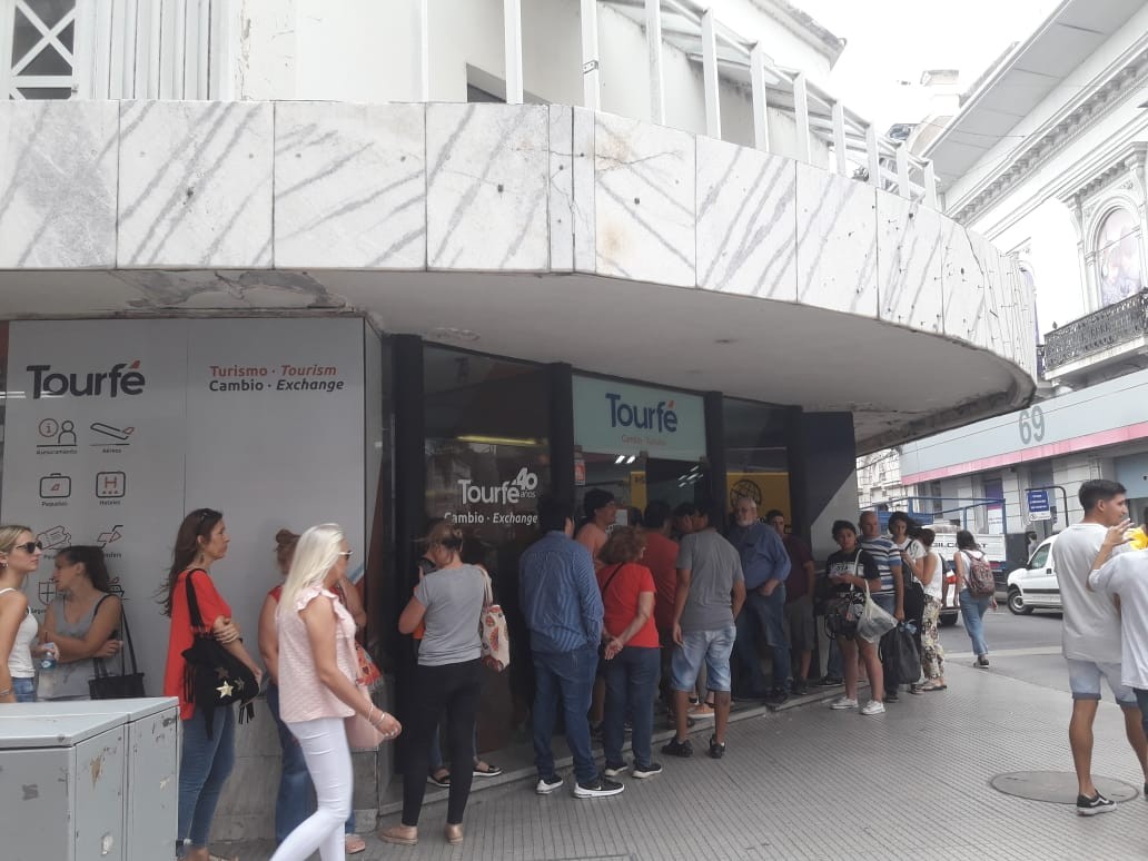 Largas colas en las casas de cambio para comprar moneda extranjera | Noticias