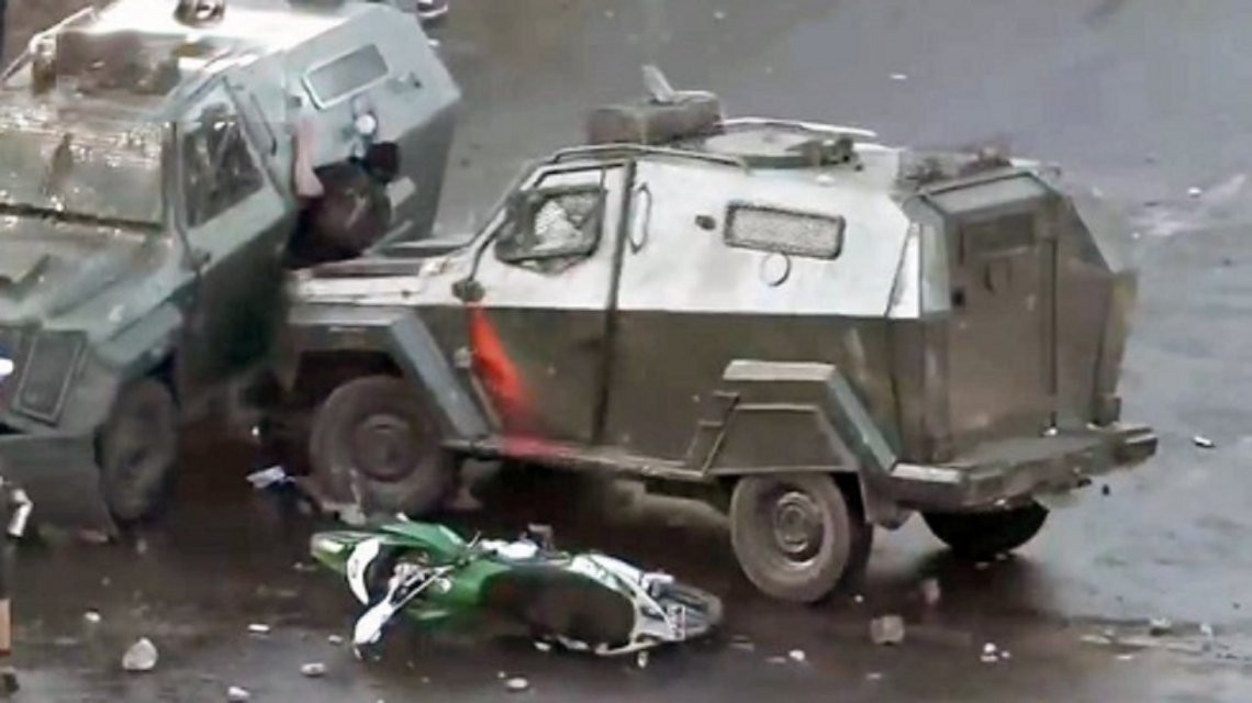VIDEO: un tanque de carabineros en Chile aplastó a una chica en una manifestación | Noticias