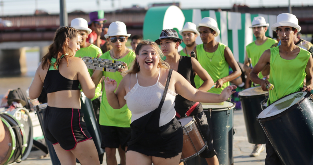 Desde el Puente Colgante, comenzó la temporada de carnavales en los barrios | Espectaculos