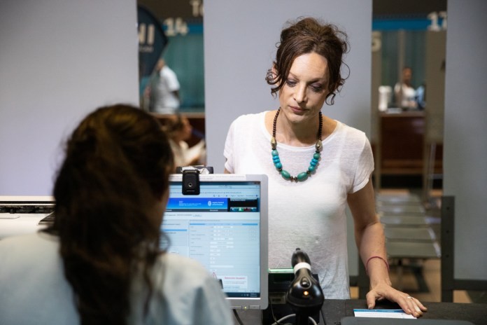 Una profesional trans recibe el DNI 9 mil rectificado de acuerdo a le Ley de Identidad de Género | Información General