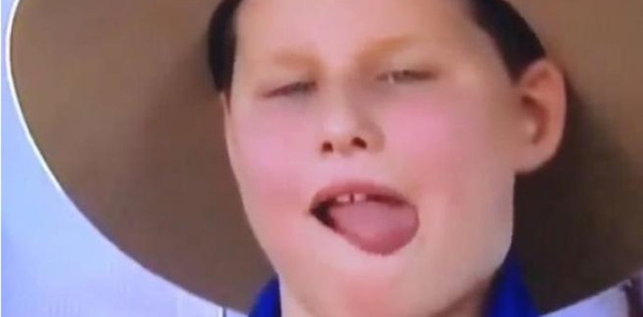 Video: el momento en que un nene atrapa moscas con la lengua y se las come | Redes