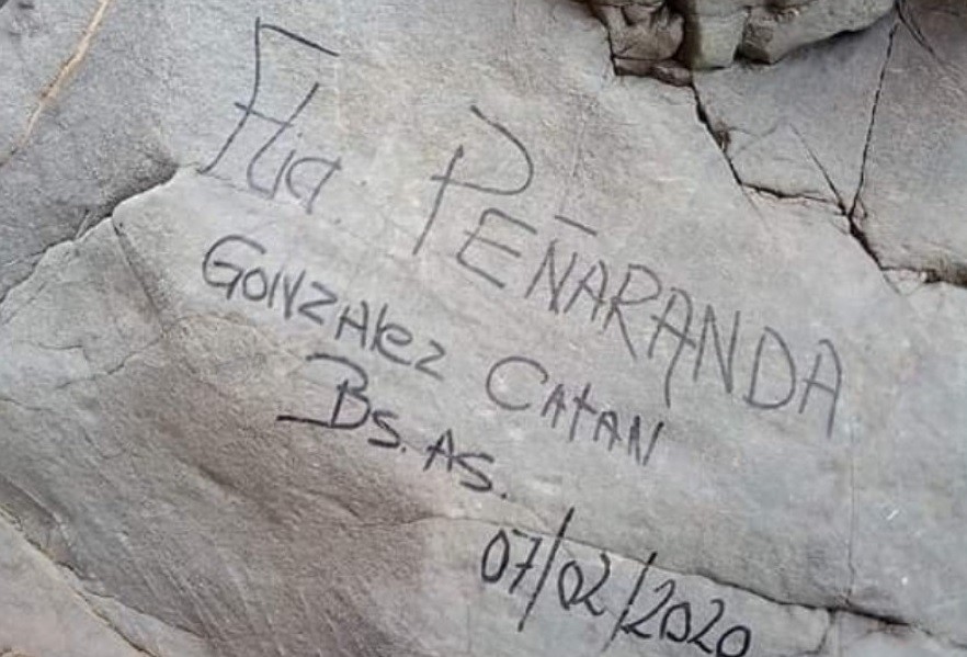 Familia de Gonzalez Catán que pintó rocas en el Cañón del Atuel pagará la limpieza | Información General