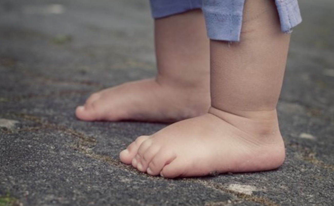 Vecinos encontraron una beba de un año caminando sola por la calle | Información General