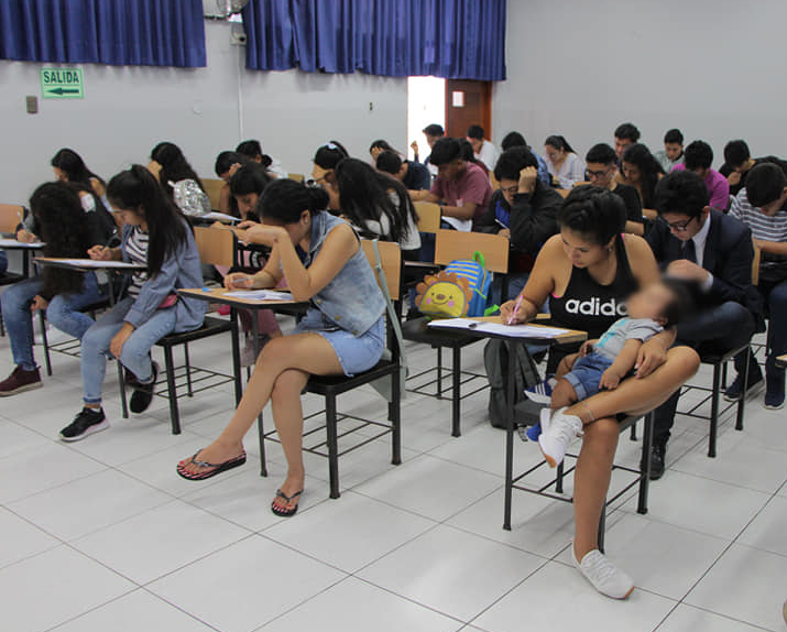 La historia de la joven que dio un examen en la universidad con su bebé en brazos | Redes