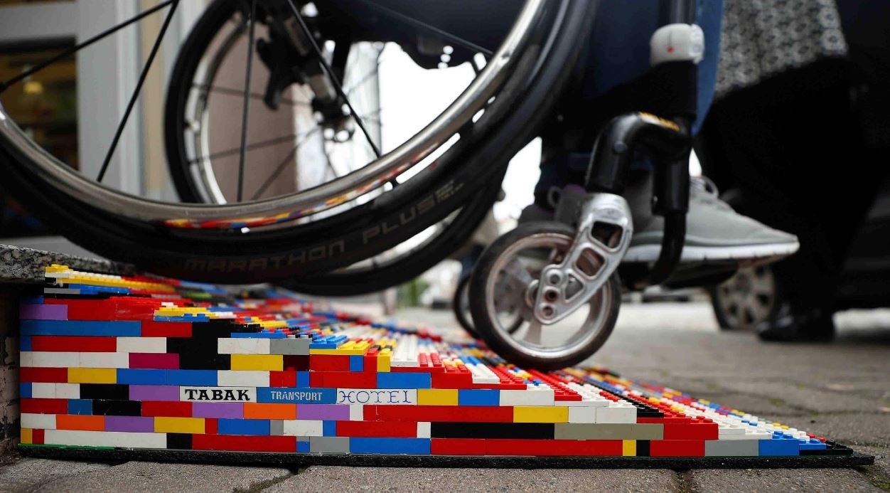 Una alemana construye rampas con bloques de juguetes para personas en sillas de ruedas | Redes