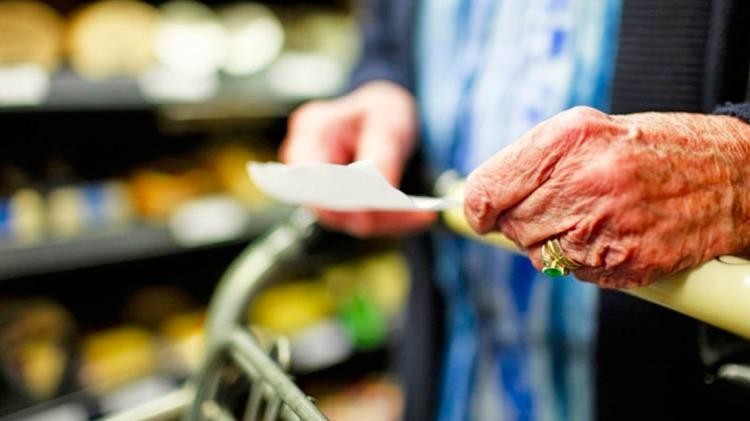 Ya rigen los reintegros a jubilados y beneficiarios de AUH por compras con tarjeta de débito | Información General