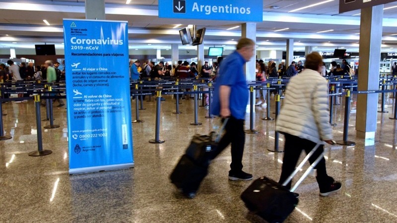 Coronavirus: activaron el protocolo de seguridad en Ezeiza por un pasajero procedente de EE.UU. | Información General