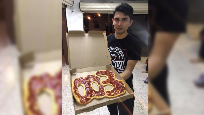 Ganó un concurso en una pizzería por su nombre extraño | Redes