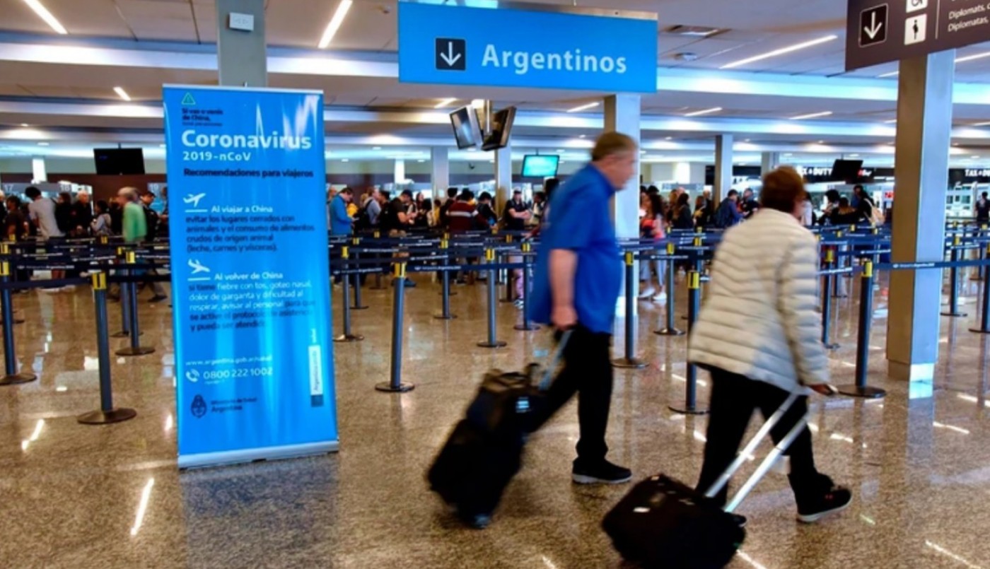 Pondrán en cuarentena a los pasajeros que viajaron cerca del hombre que dio positivo de coronavirus | Información General