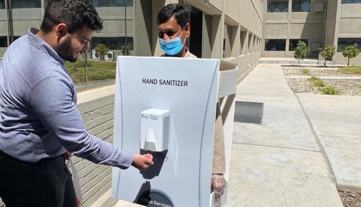 Coronavirus: escándalo en Arabia Saudita por un "expendedor humano" de alcohol en gel | Redes