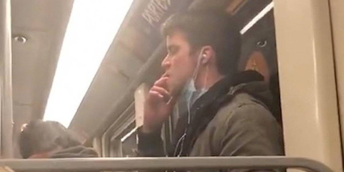 Video: tenía barbijo por el coronavirus, se lamió los dedos y se los limpió en la baranda del subte | Redes