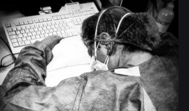 La historia detrás de la foto de la enfermera italiana exhausta tras atender a más de 50 pacientes | Redes