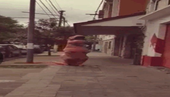 Video: se disfrazó de T-Rex para ir al súper y evitar el coronavirus | Redes