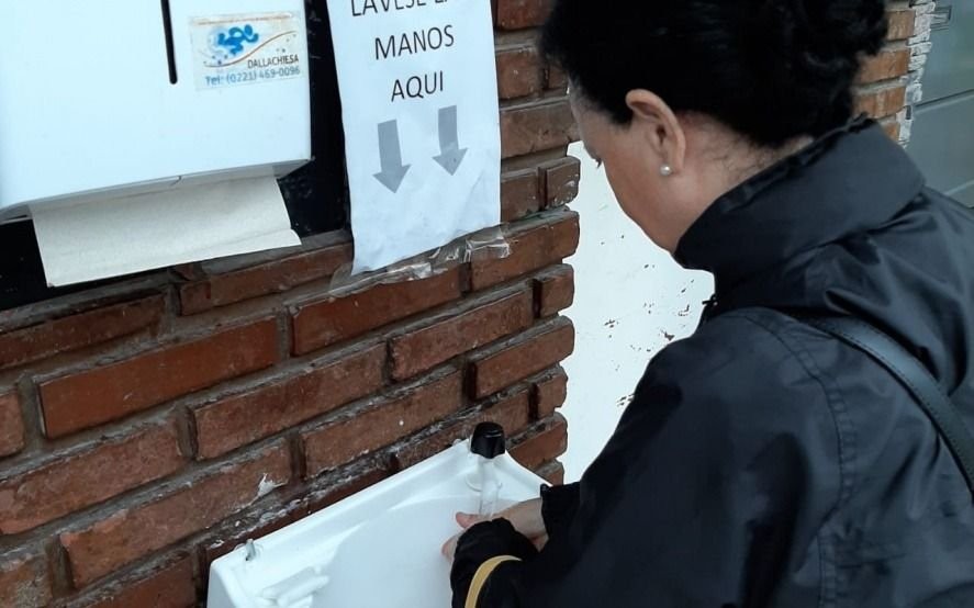 Por la falta de alcohol en gel, un supermercado puso una bacha para lavarse las manos | Información General