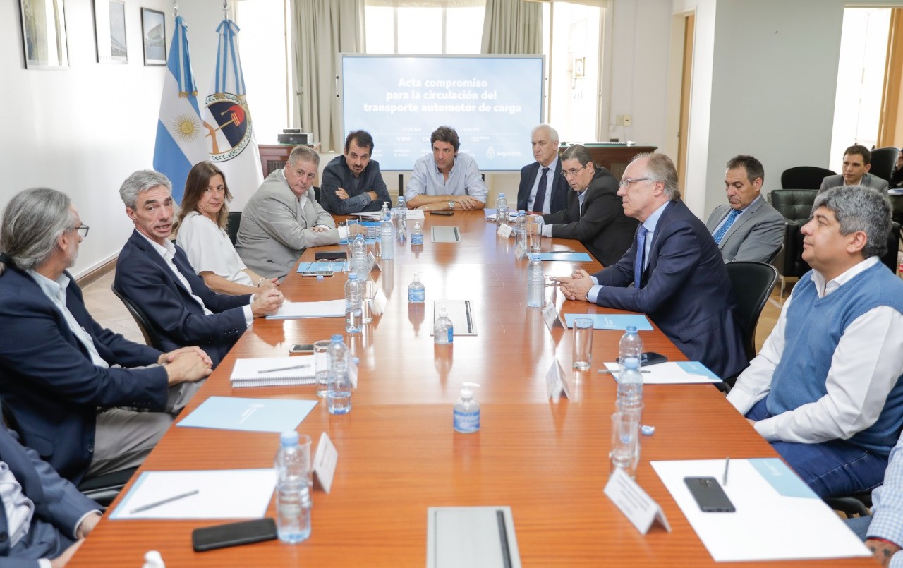 YPF y los camioneros firmaron un acuerdo para garantizar el abastecimiento | Información General