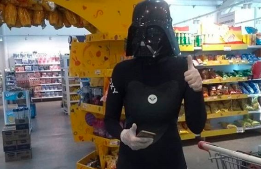 La chica que se disfrazó de Darth Vader para ir de compras en la cuarentena | Redes