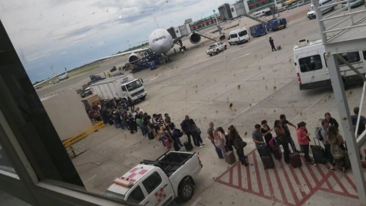 Una  fiscal fue a buscar a sus familiares a Ezeiza y después indagó a dos personas | Información General