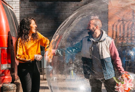 Amor en cuarentena: La vio desde el balcón y le mandó su número de celular con un dron | Noticias