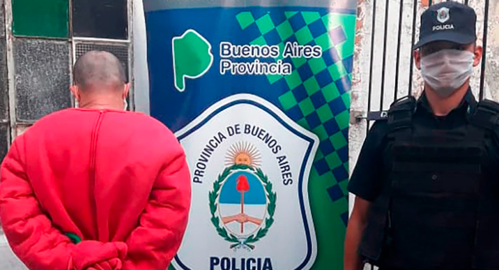 Detuvieron a un hombre que se disfrazó de Barney para violar la cuarentena | Redes