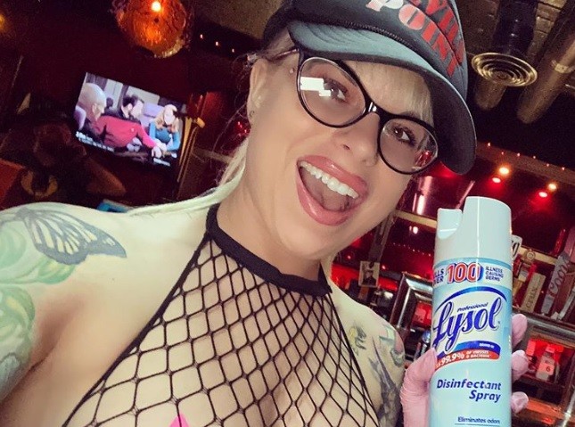 Coronavirus: las stripers se pasaron del caño al delivery de comida | Redes