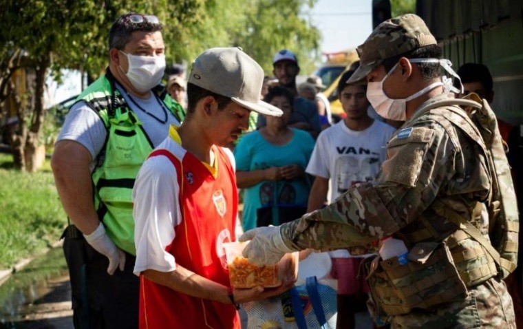 Las Fuerzas Armadas comenzaron a entregar 24 mil raciones de comida en La Matanza | Información General