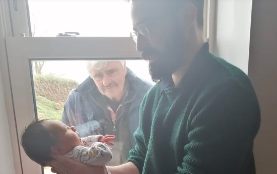 El abuelo que conoció a su nieto a través de la ventana por el coronavirus | Redes