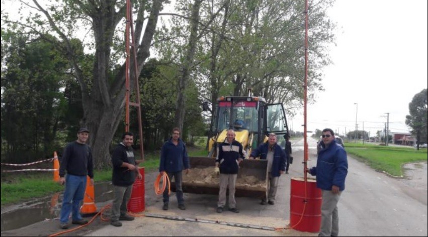 Colocan en Rauch un arco para desinfectar vehículos que ingresan al distrito | Información General