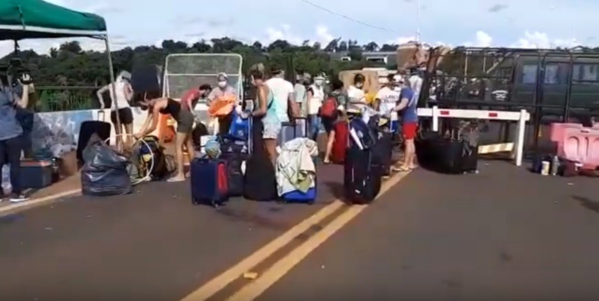 "Por única vez y por razones humanitarias": dejaron ingresar a argentinos varados en el puente fronterizo en Iguazú | Información General