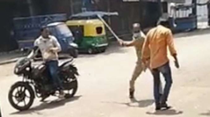 Video: castigan con palazos a quienes rompen la cuarentena en India y Pakistán | Redes