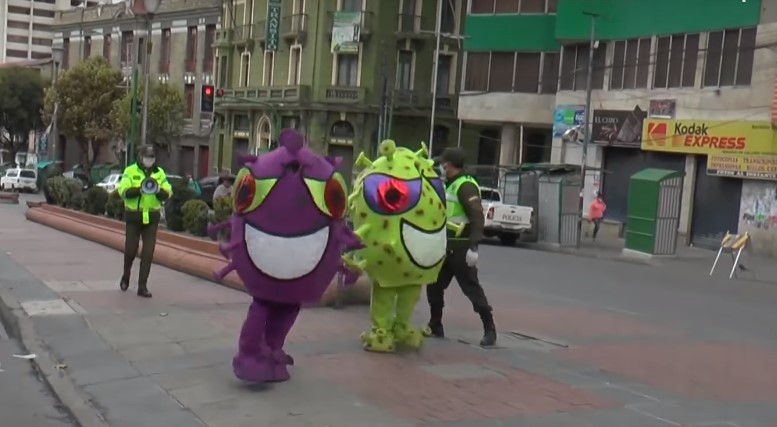 En Bolivia los policías se disfrazaron de coronavirus para visibilizar la pandemia | Redes