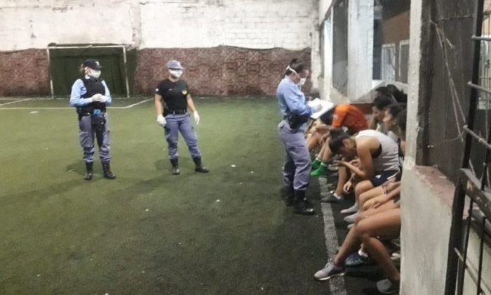 Chaco: detuvieron a 11 mujeres en una cancha cuando iban a jugar al fútbol | Información General